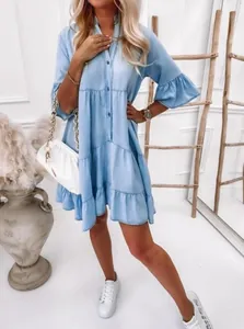 Vue détaillée d'une robe en jean bleu clair en coton délavé avec volants et manches cloches