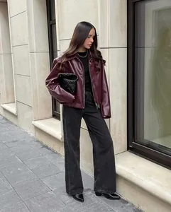 Stijlvolle oversized bordeauxrode imitatielederen motorjas voor dames in straatstijllook