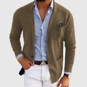 Détail d'un blazer décontracté marron cintré pour homme, idéal pour les fêtes.