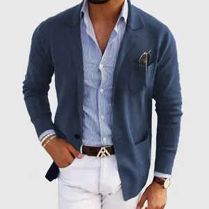 Détail d'un blazer en maille bleu pour homme avec chemise rayée et pantalon blanc