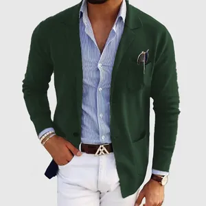 Detailaufnahme eines schmal geschnittenen grünen Herren-Freizeit-Blazers