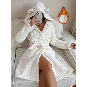 Accappatoio con cappuccio in pile corallo bianco con graziose orecchie da orso dolce