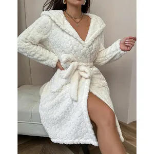 Dettaglio dell'accappatoio in pile corallo bianco con cappuccio indossato da una modella