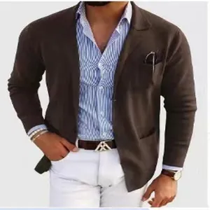 Nahaufnahme eines schmal geschnittenen braunen Herren-Strickblazers im Freizeitstil.