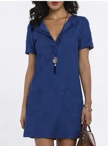 Élégante robe en jean bleu à manches courtes avec col en V et poches sur un mannequin