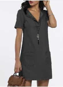 Robe mi-longue en denim gris foncé à manches courtes avec poches avant et col en V décontractée