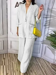 Vue détaillée d'un ensemble blanc en lin avec un haut à manches longues et pantalon