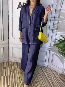 Détail d'un ensemble de détente bleu marine pour femme avec chemise et pantalon long
