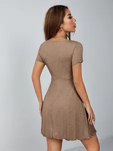 Vue arrière d'une mini robe marron à manches courtes de style français et coupe ajustée
