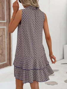 Vue arrière détaillée d'une mini-robe bohème sans manches à imprimé géométrique et ourlet volanté