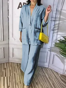 Ensemble deux pièces chic et décontracté avec gilet à manches longues et pantalon.