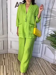 Vue complète d'un ensemble en lin vert citron avec cardigan ample et pantalon large