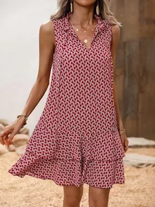 Détail de la robe d'été bohème rouge sans manches à volants et col en V dans un cadre extérieur