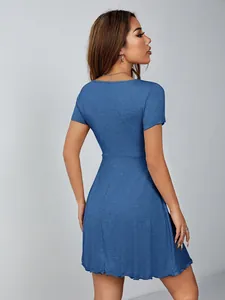 Vue arrière détaillée d'une robe courte bleue à manches courtes ajustée pour femmes