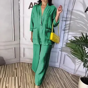 Ensemble deux pièces vert vif aspect lin avec chemise à manches longues et pantalon large