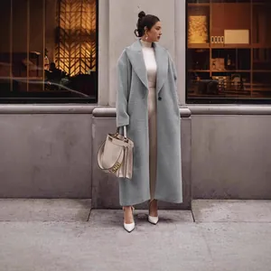 Detail van een elegante lichtblauwe pluche jas gedragen door een model in de stad