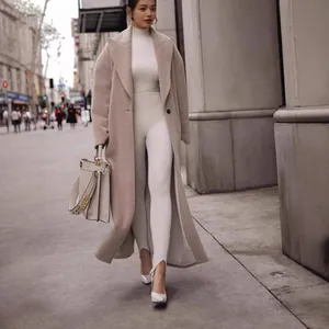 Elegante lange beige pluche damesjas met reverskraag voor de herfst en winter streetstyle mode.