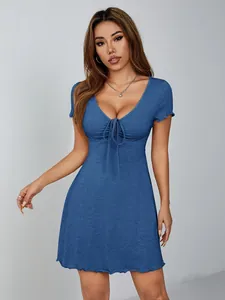 Robe d'été bleue moulante élégante avec col en V et détail de nœud papillon à l'avant