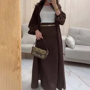 Élégant ensemble deux pièces marron avec un haut à manches longues et une jupe longue
