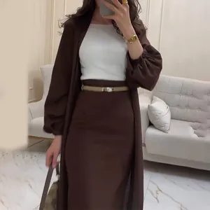 Tenue élégante deux pièces marron pour femme avec gilet et jupe midi assortie.