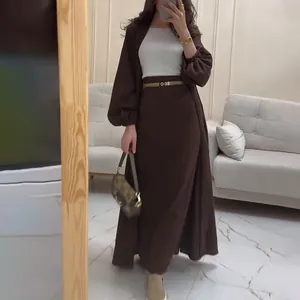 Ensemble élégant deux pièces marron foncé avec haut à col V et jupe longue sur mannequin