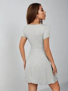 Vue arrière d'une mini-robe grise à manches courtes soulignant la taille ajustée