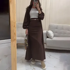 Élégant ensemble deux pièces avec cardigan long marron et jupe longue assortie pour femme