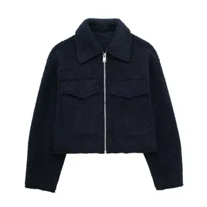 Detailansicht der dunkelblauen Kurzjacke mit Reißverschluss und zwei Brusttaschen.