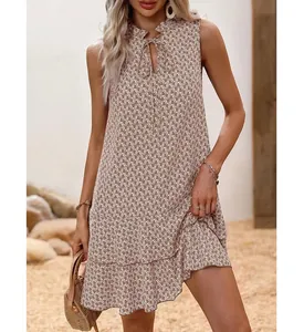Vue détaillée d'une robe de style bohème sans manches avec col volanté et lien à nouer