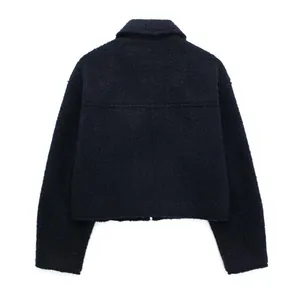 Rückansicht einer stylischen schwarzen Kurzjacke aus Bouclé mit klassischem Kragen und Ärmeln
