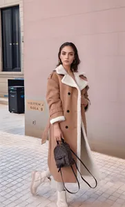 Elegante cappotto donna color cammello foderato in shearling, stile urban chic