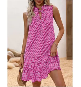 Vue détaillée d'une robe bohème rose sans manches à col en V avec lien à nouer