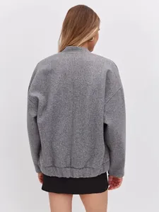 Vue arrière du blouson aviateur gris ample pour femme montrant des détails texturés