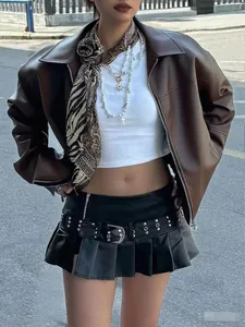 Détail d'une veste en similicuir marron style Maillard avec un design coupe-vent rétro