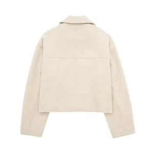 Rückansicht einer stilvollen beigen Tweed-Kurzjacke für Damen im Streetstyle-Look.