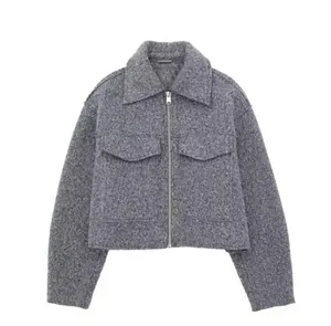 Detailansicht einer grauen Tweed-Kurzjacke für Damen mit Vordertaschen und Reißverschluss.