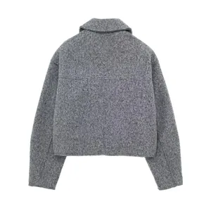 Rückansicht einer grauen Bouclé-Kurzjacke für Damen mit strukturierter Wolloptik
