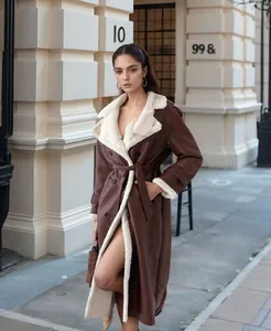Vista a figura intera di un cappotto in ecopelle marrone con revers su una modella