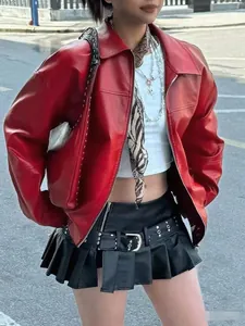 Mannequin portant un blouson de moto rétro rouge vif dans une tenue de style urbain