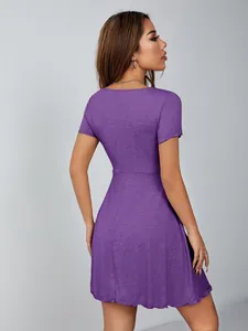 Vue arrière détaillée d'une robe d'été violette moulante avec silhouette trapèze