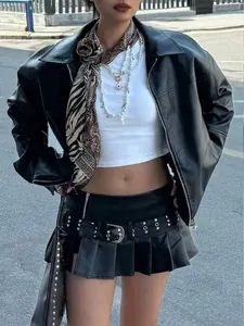 Détail d'une veste de moto rétro en cuir noir pour un look de fille branchée