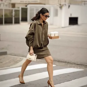 Veste aviateur à manches chauve-souris à la mode du printemps 2025 avec mini-jupe