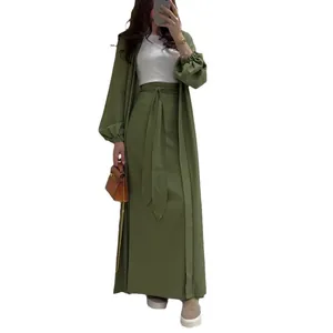 Élégant ensemble deux pièces vert pour femme avec cardigan long et jupe longue printemps 2025