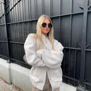 Veste aviateur blanche oversize pour femme avec poches et boutons métalliques