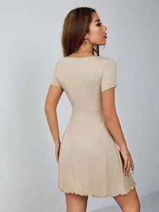 Vue arrière détaillée d'une robe beige à manches courtes avec une taille élégante ajustée