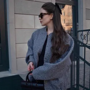 Veste bomber grise oversize pour femme avec boutons argentés et style minimaliste