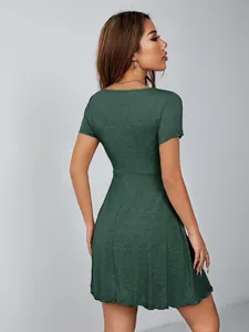 Détail de la vue arrière d'une mini-robe verte ajustée de style français à manches courtes