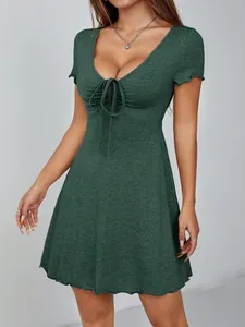 Élégante robe courte vert foncé à col en V avec détail nœud et taille cintrée