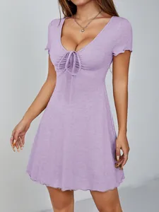 Gros plan d'une robe lilas à col en V avec cordon de serrage et coupe cintrée