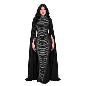 Elegante vestido de noche negro con pedrería plateada y mangas de capa sofisticadas.